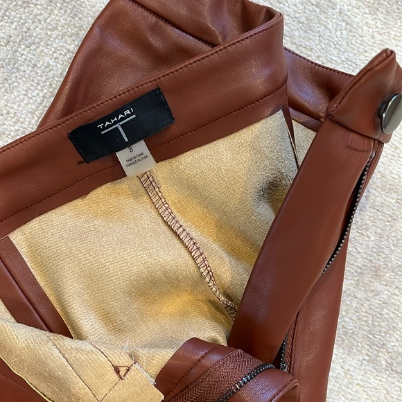T Tahari
Faux Leather Cropped Bootcut Pants Sz 8 EUC LIKE NEW. BURGUNDY - Picture 5 of 8